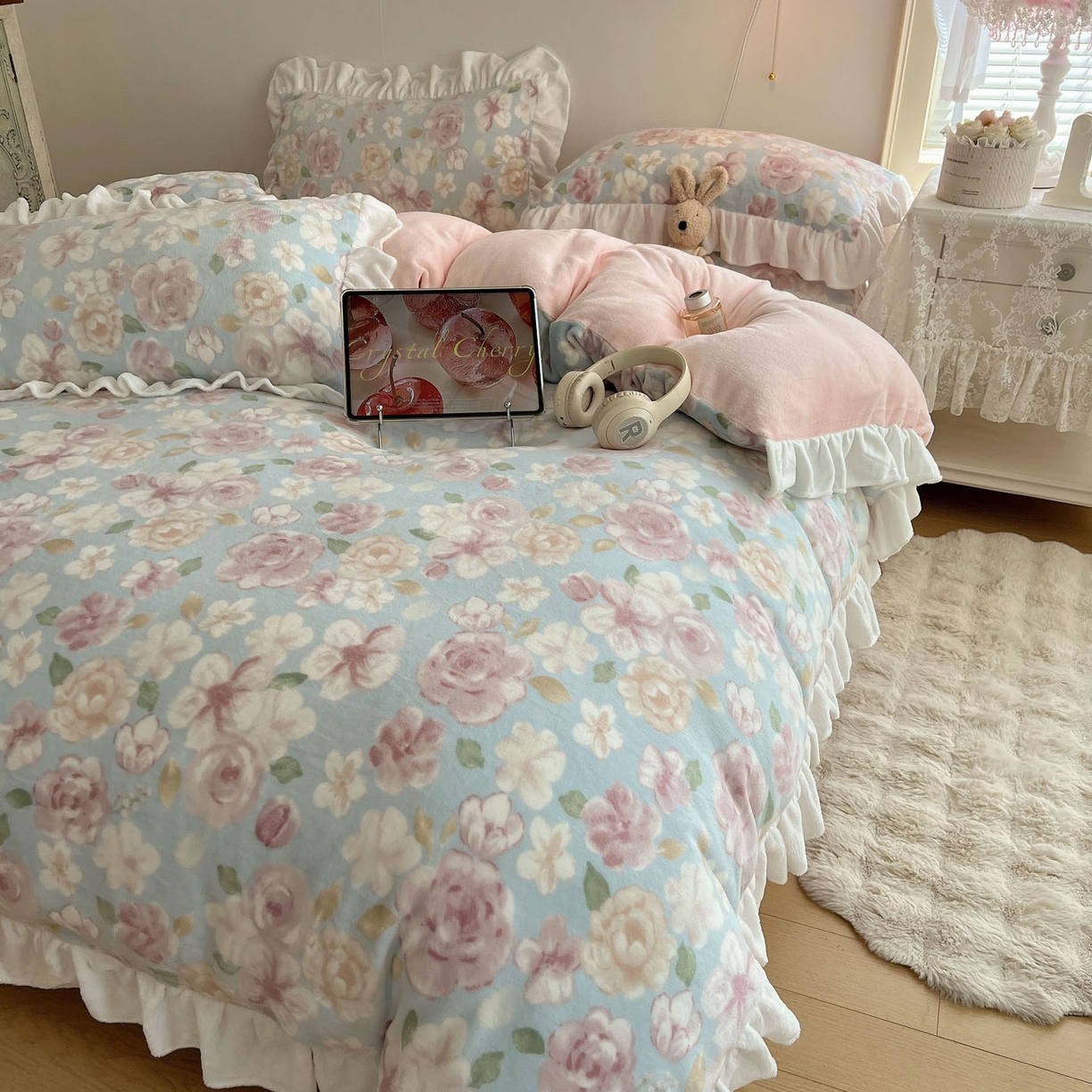 91家纺网 家纺一手货源 找家纺 六巷胡同 2025新款韩式博主风花边款小碎花A类牛奶绒四件套 花边又见山茶