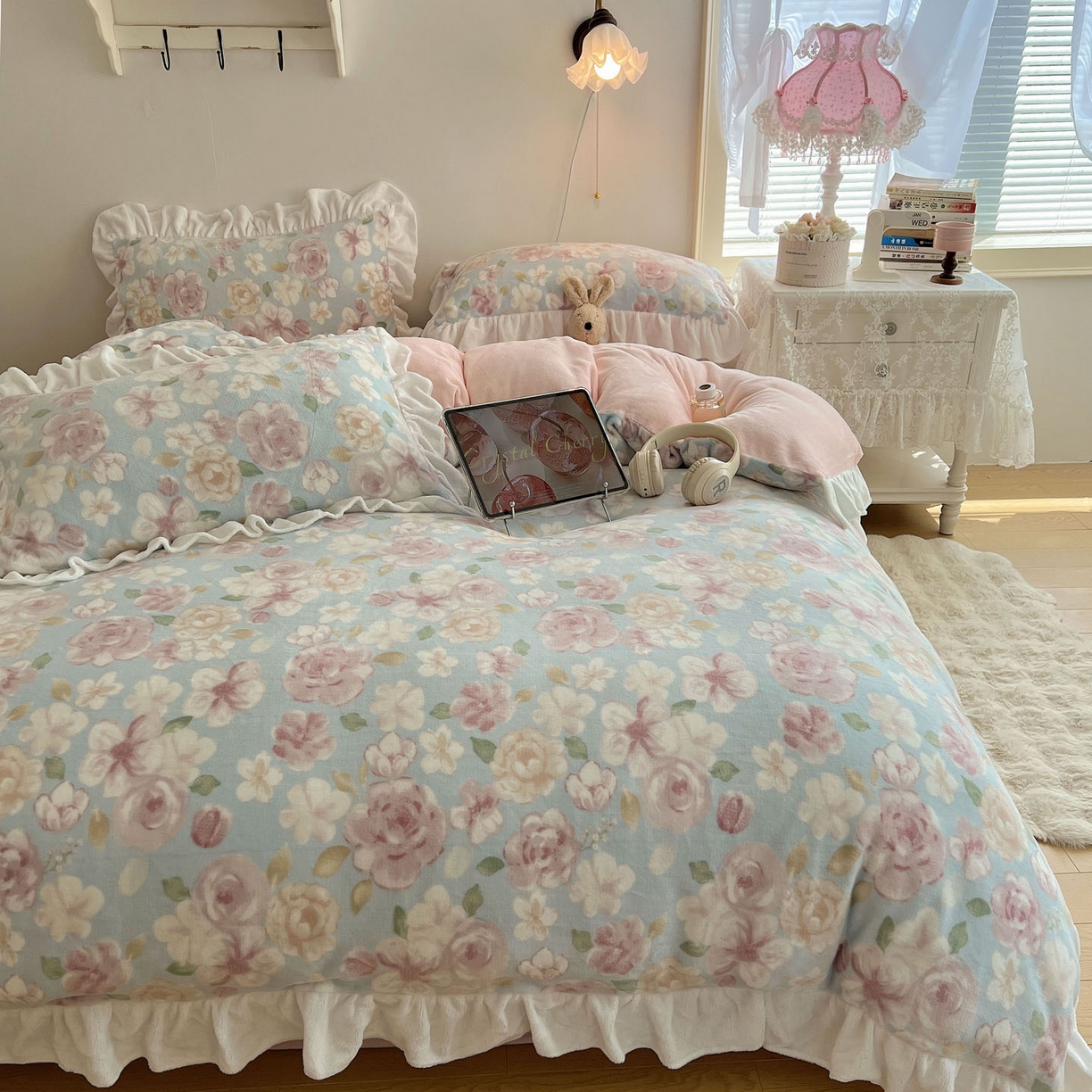 91家纺网 家纺一手货源 找家纺 六巷胡同 2025新款韩式博主风花边款小碎花A类牛奶绒四件套 花边又见山茶