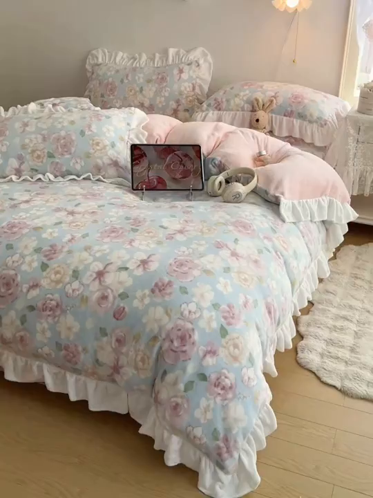 91家纺网 家纺一手货源 找家纺 六巷胡同 2025新款韩式博主风花边款小碎花A类牛奶绒四件套 花边又见山茶