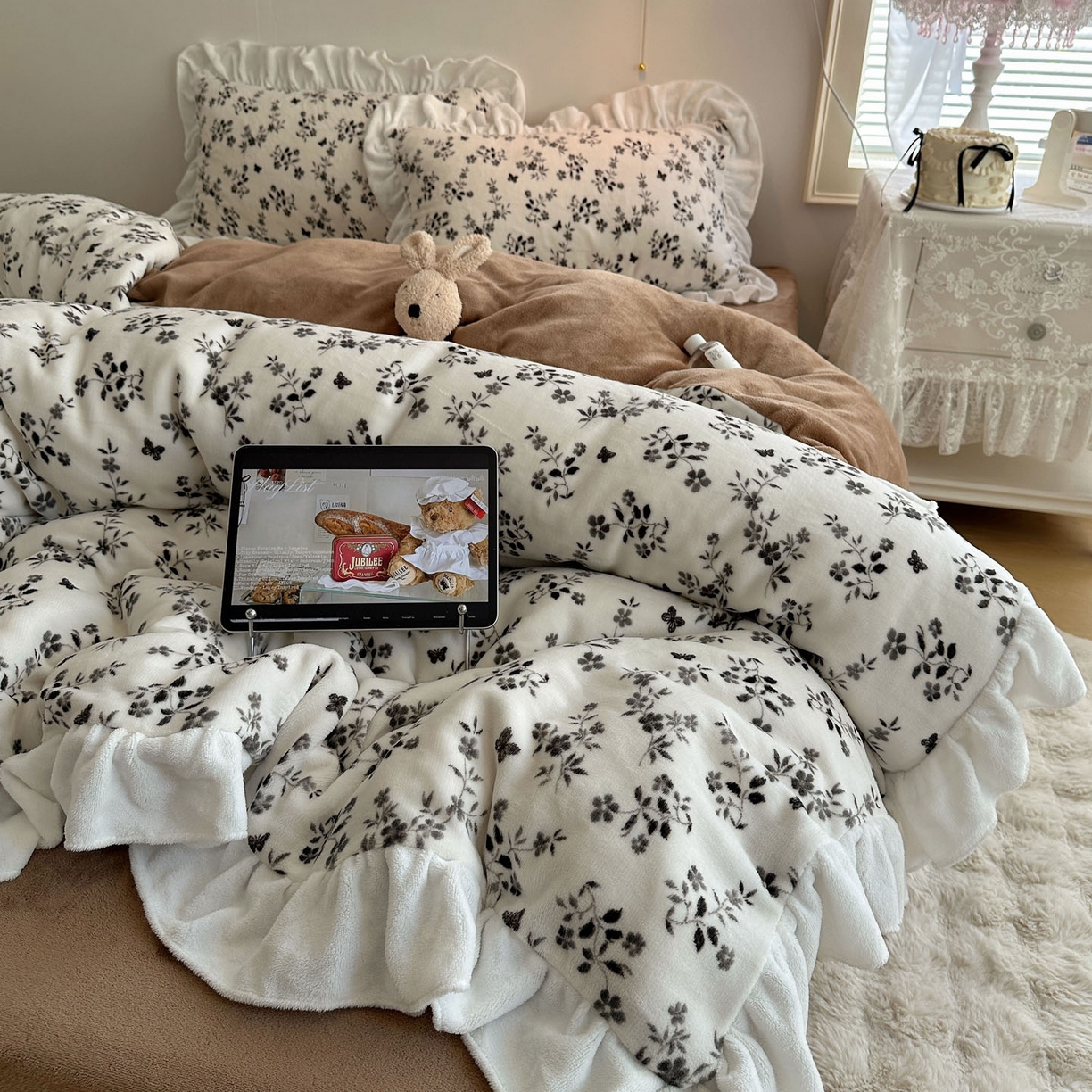 六巷胡同 2025新款韩式博主风花边款小碎花A类牛奶绒四件套 花边茶色黄昏