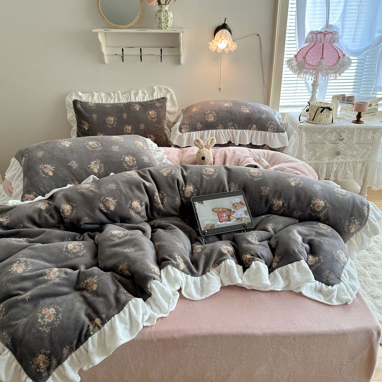 91家纺网 家纺一手货源 找家纺 六巷胡同 2025新款韩式博主风花边款小碎花A类牛奶绒四件套 花边海棠轻语