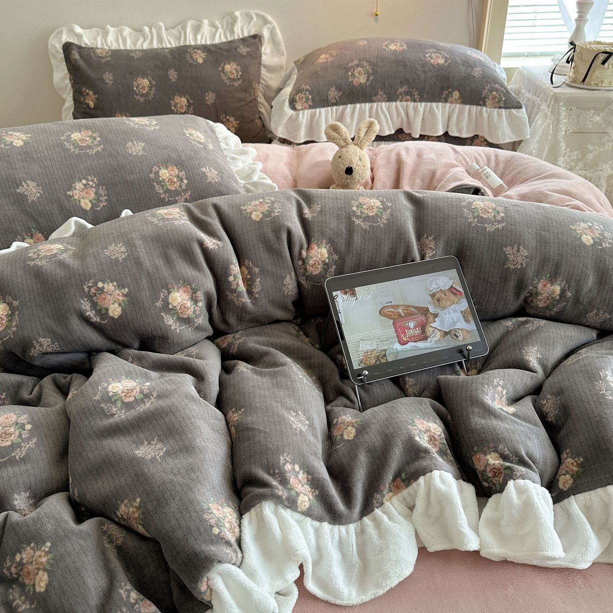 91家纺网 家纺一手货源 找家纺 六巷胡同 2025新款韩式博主风花边款小碎花A类牛奶绒四件套 花边海棠轻语