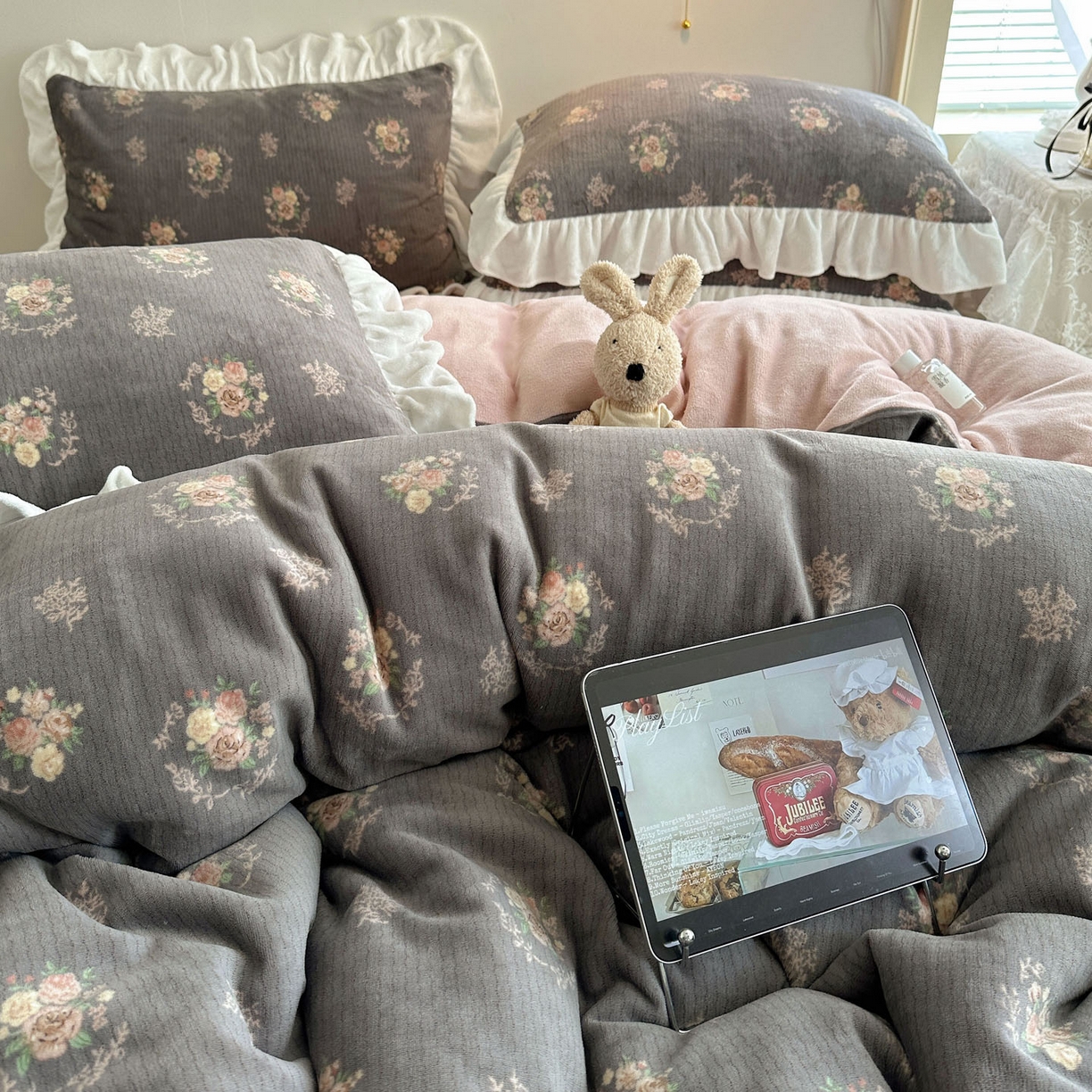 91家纺网 家纺一手货源 找家纺 六巷胡同 2025新款韩式博主风花边款小碎花A类牛奶绒四件套 花边海棠轻语