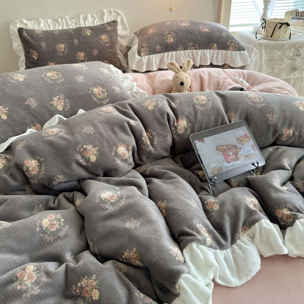 91家纺网 家纺一手货源 找家纺 六巷胡同 2025新款韩式博主风花边款小碎花A类牛奶绒四件套 花边海棠轻语