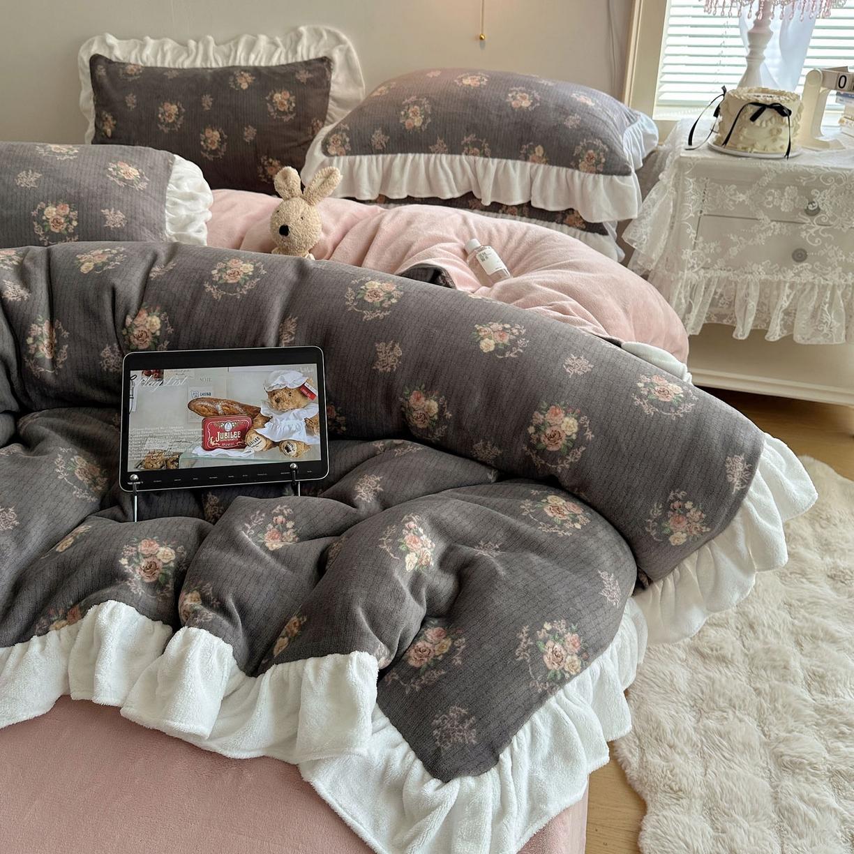 91家纺网 家纺一手货源 找家纺 六巷胡同 2025新款韩式博主风花边款小碎花A类牛奶绒四件套 花边海棠轻语