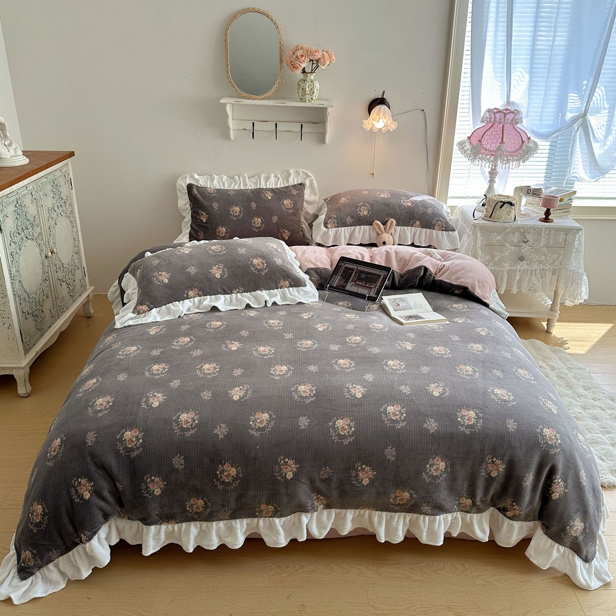 91家纺网 家纺一手货源 找家纺 六巷胡同 2025新款韩式博主风花边款小碎花A类牛奶绒四件套 花边海棠轻语