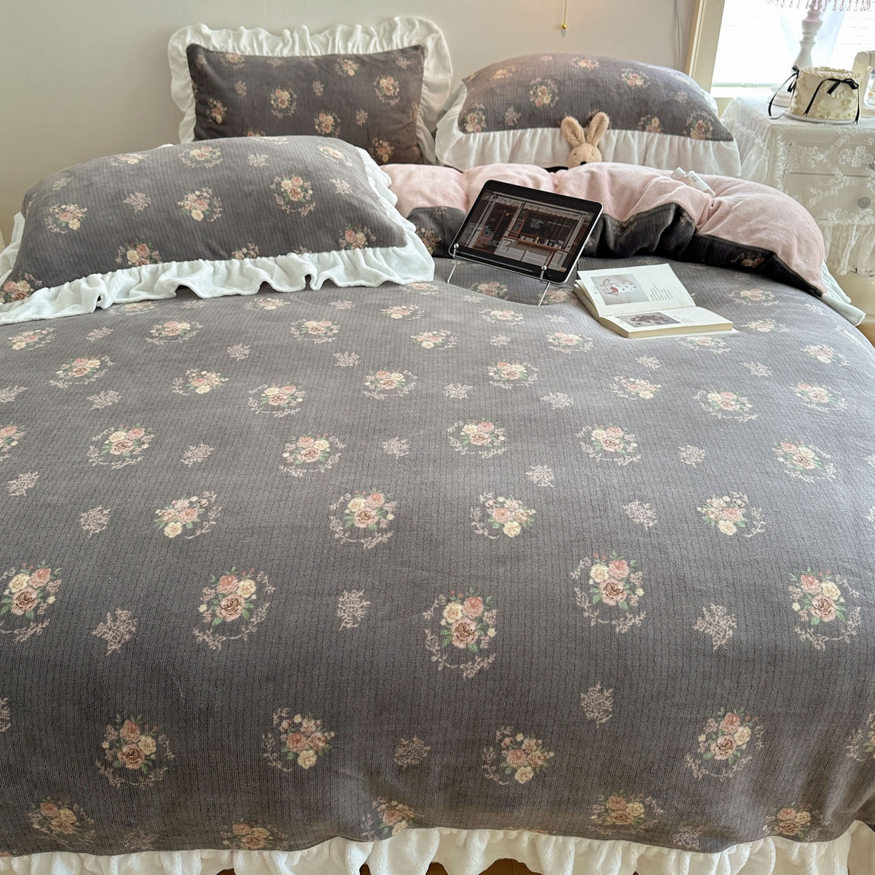 91家纺网 家纺一手货源 找家纺 六巷胡同 2025新款韩式博主风花边款小碎花A类牛奶绒四件套 花边海棠轻语