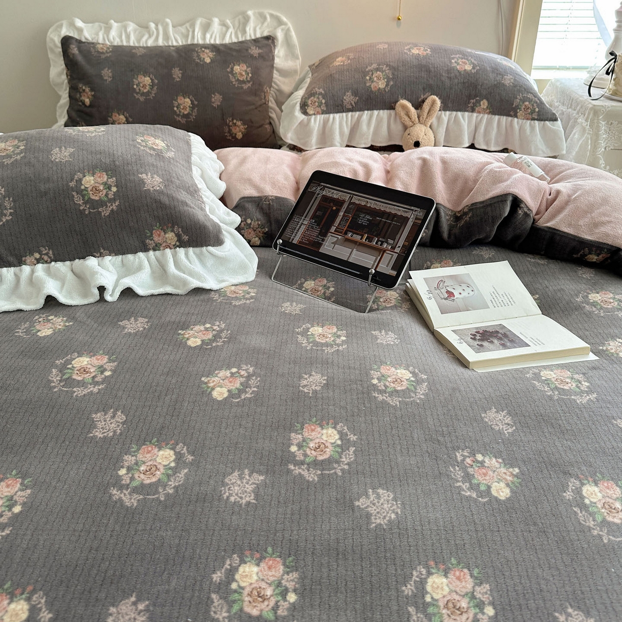 91家纺网 家纺一手货源 找家纺 六巷胡同 2025新款韩式博主风花边款小碎花A类牛奶绒四件套 花边海棠轻语