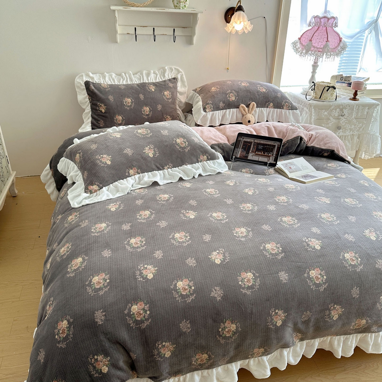 91家纺网 家纺一手货源 找家纺 六巷胡同 2025新款韩式博主风花边款小碎花A类牛奶绒四件套 花边海棠轻语