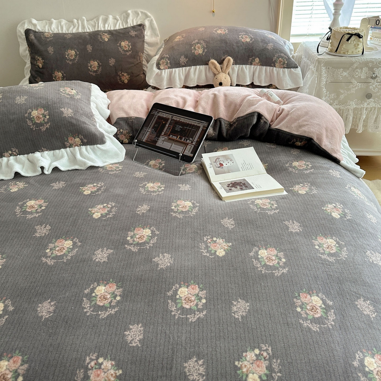 91家纺网 家纺一手货源 找家纺 六巷胡同 2025新款韩式博主风花边款小碎花A类牛奶绒四件套 花边海棠轻语