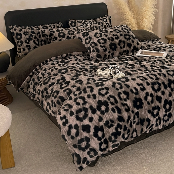 91家纺网 家纺一手货源 找家纺 铠畅家纺 2025新款美拉德风格兔毛绒床单四件套 美拉德-豹纹灰