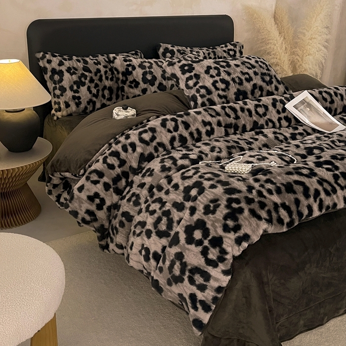 91家纺网 家纺一手货源 找家纺 铠畅家纺 2025新款美拉德风格兔毛绒床单四件套 美拉德-豹纹灰