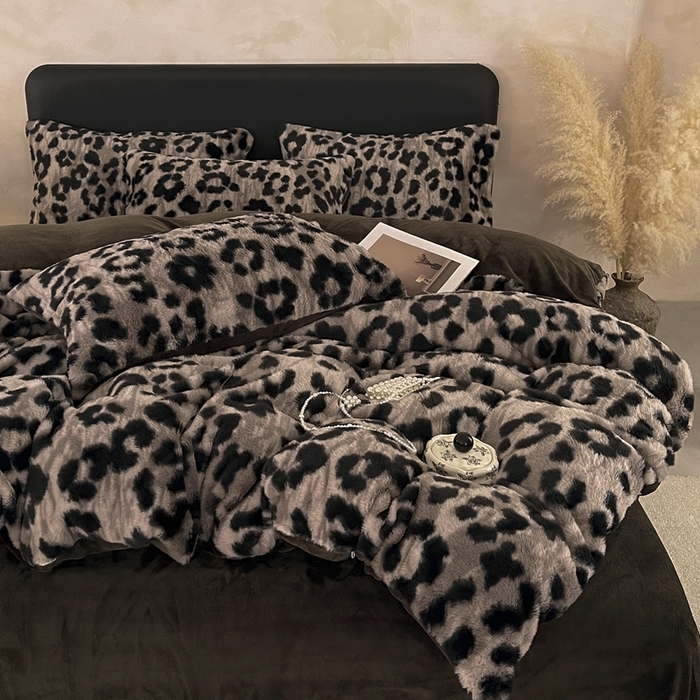 91家纺网 家纺一手货源 找家纺 铠畅家纺 2025新款美拉德风格兔毛绒床单四件套 美拉德-豹纹灰