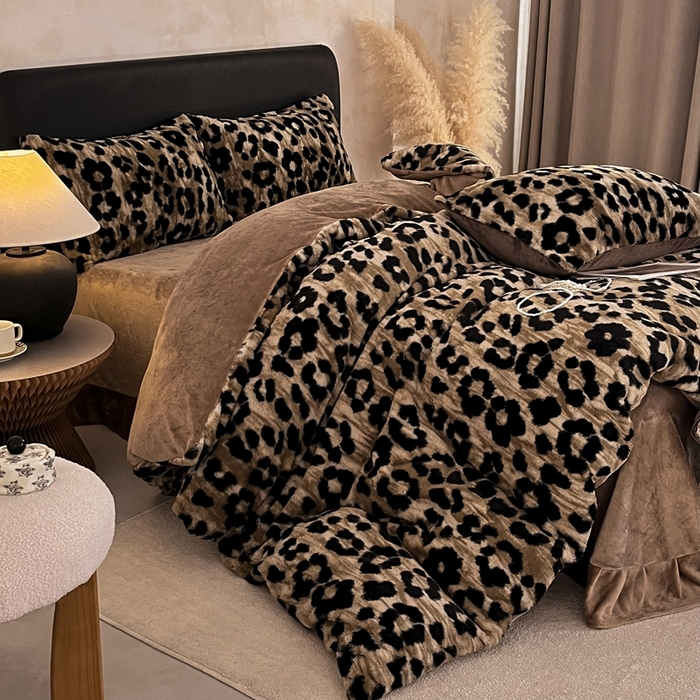 91家纺网 家纺一手货源 找家纺 铠畅家纺 2025新款美拉德风格兔毛绒床单四件套 美拉德-豹紋咖