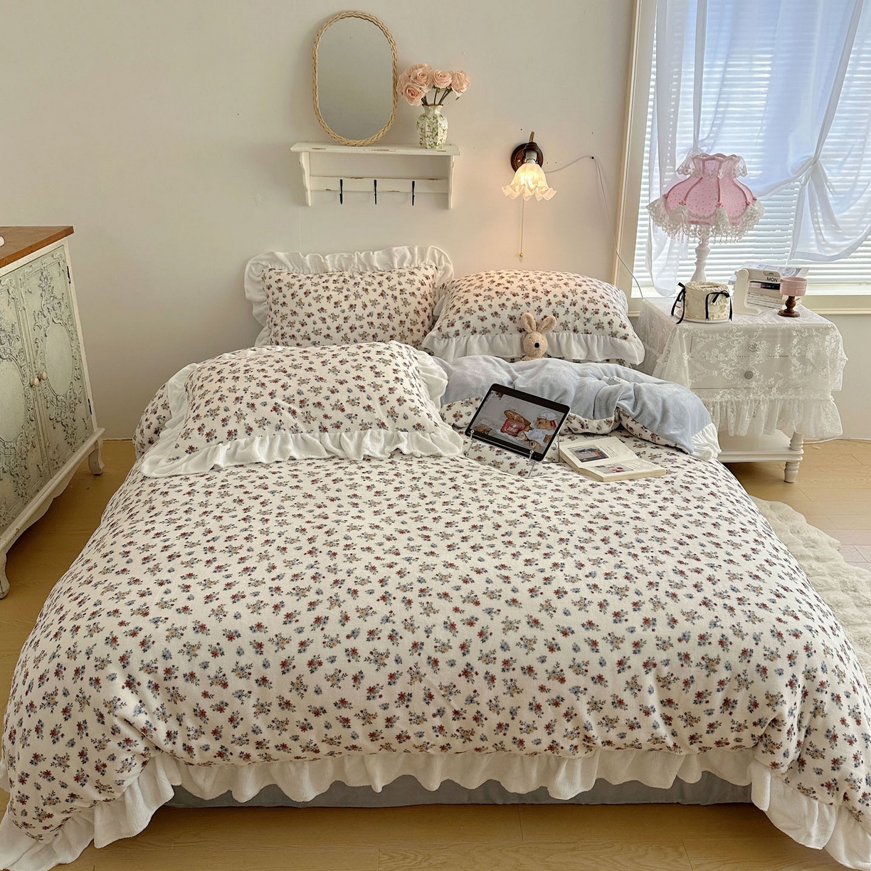 91家纺网 家纺一手货源 找家纺 六巷胡同 2025新款韩式博主风花边款小碎花A类牛奶绒四件套 花边铃兰秘境