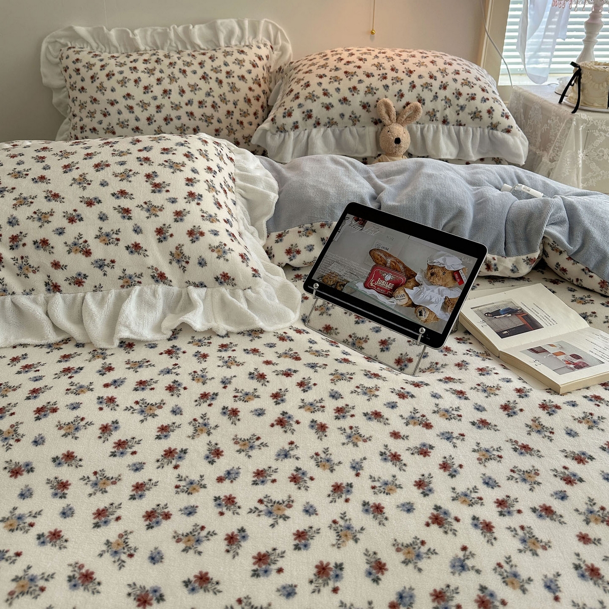 91家纺网 家纺一手货源 找家纺 六巷胡同 2025新款韩式博主风花边款小碎花A类牛奶绒四件套 花边铃兰秘境