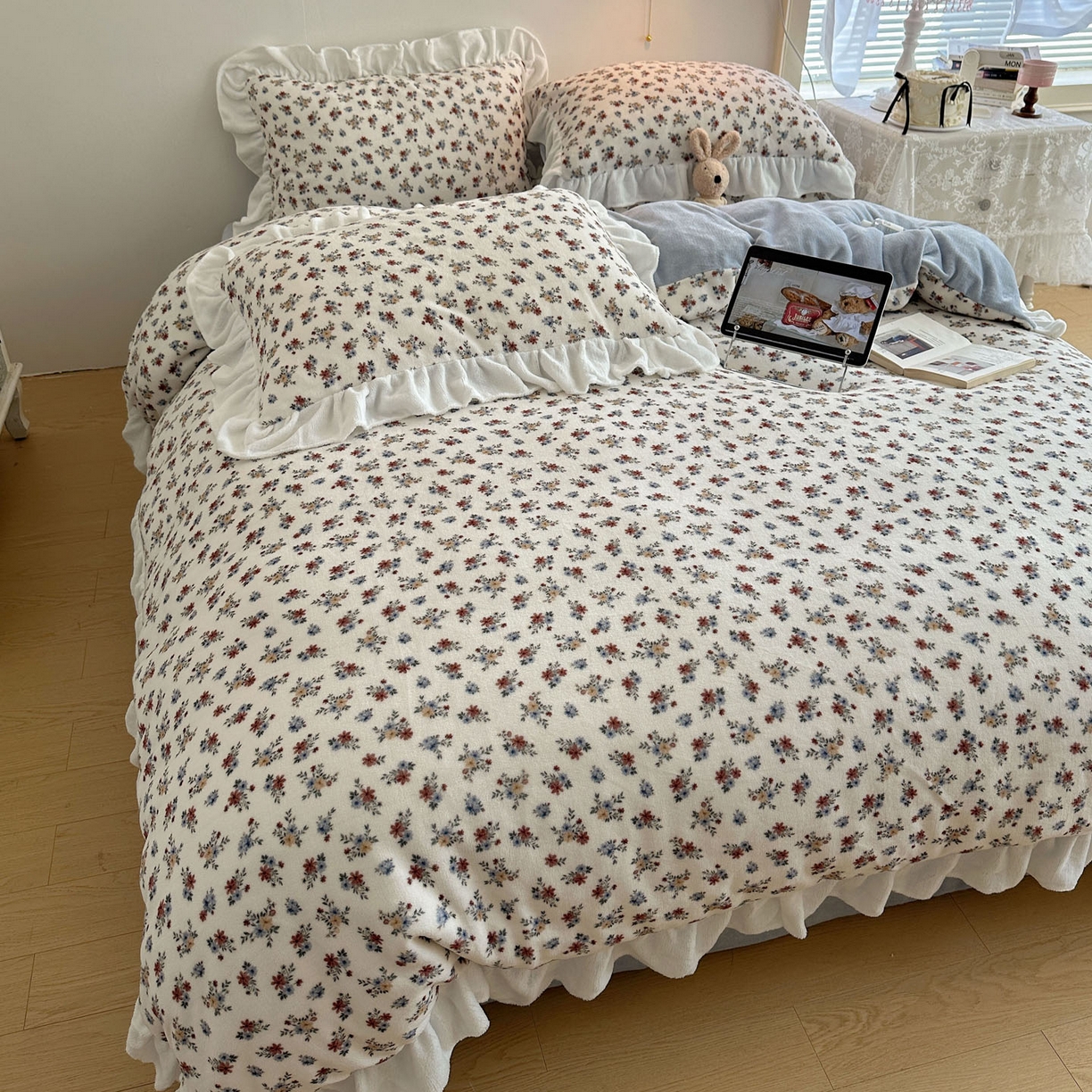 91家纺网 家纺一手货源 找家纺 六巷胡同 2025新款韩式博主风花边款小碎花A类牛奶绒四件套 花边铃兰秘境