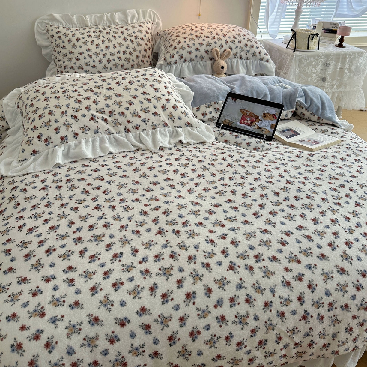 91家纺网 家纺一手货源 找家纺 六巷胡同 2025新款韩式博主风花边款小碎花A类牛奶绒四件套 花边铃兰秘境