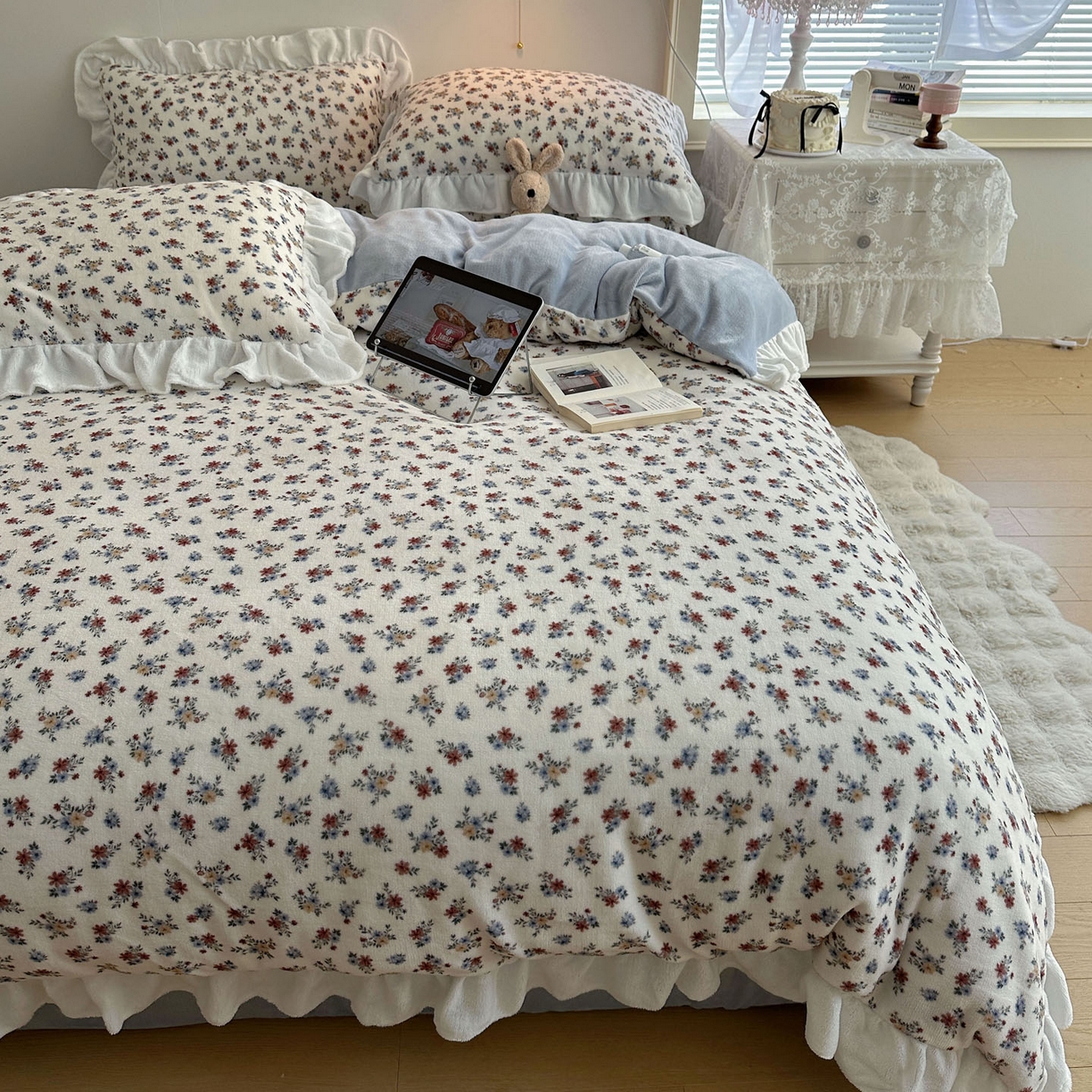 91家纺网 家纺一手货源 找家纺 六巷胡同 2025新款韩式博主风花边款小碎花A类牛奶绒四件套 花边铃兰秘境