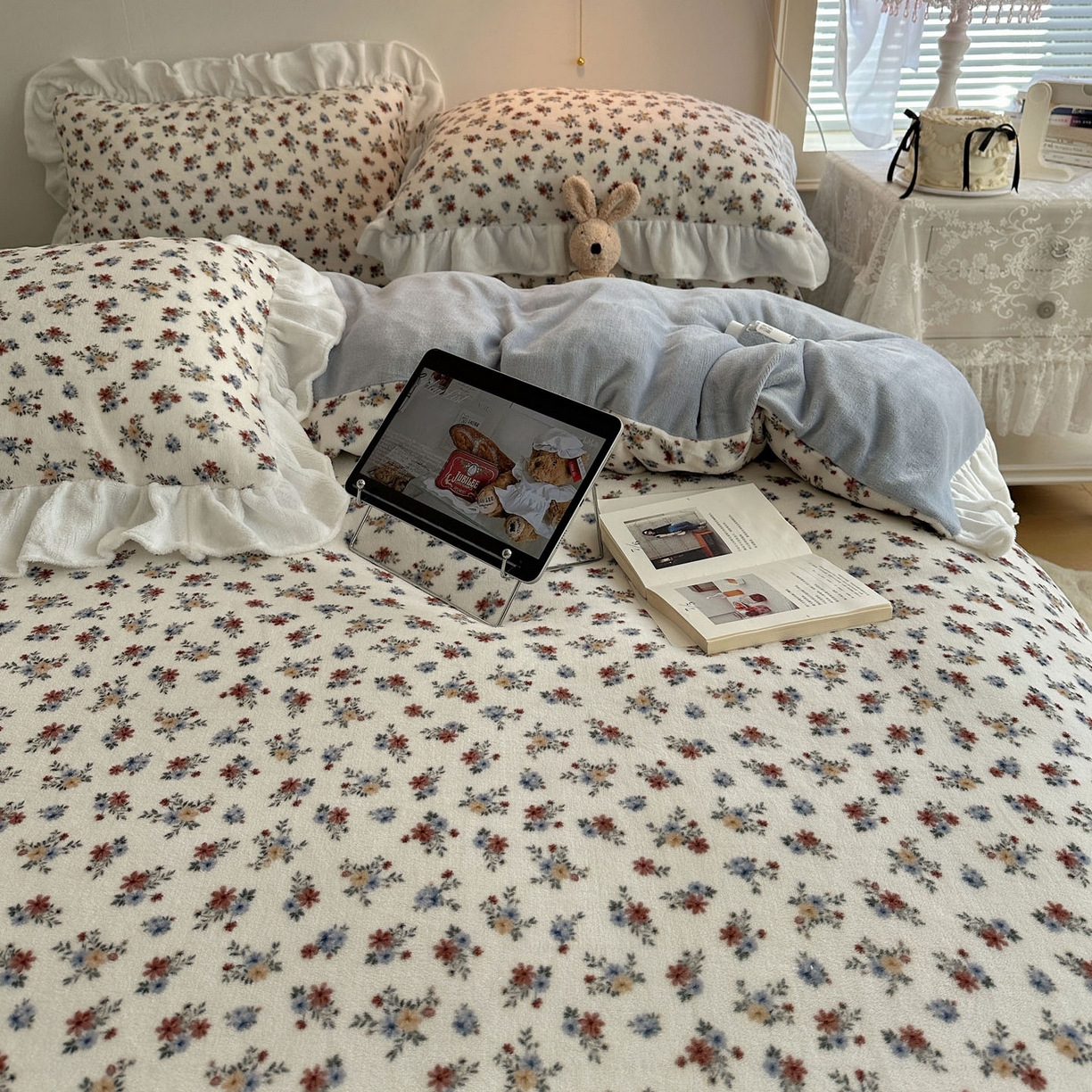 91家纺网 家纺一手货源 找家纺 六巷胡同 2025新款韩式博主风花边款小碎花A类牛奶绒四件套 花边铃兰秘境