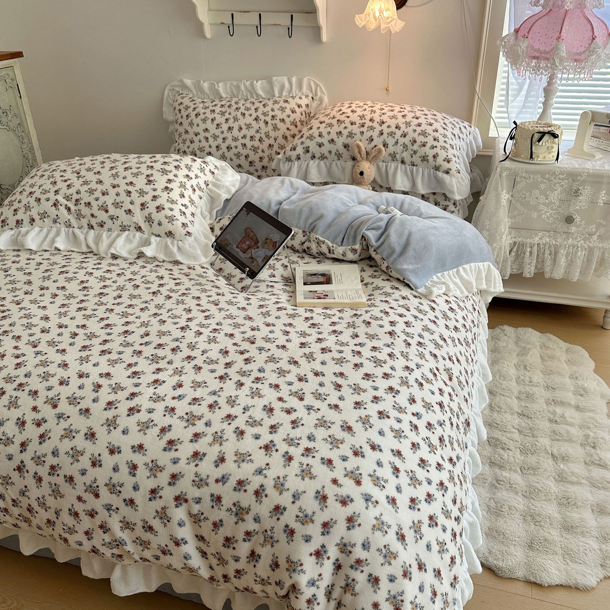 91家纺网 家纺一手货源 找家纺 六巷胡同 2025新款韩式博主风花边款小碎花A类牛奶绒四件套 花边铃兰秘境