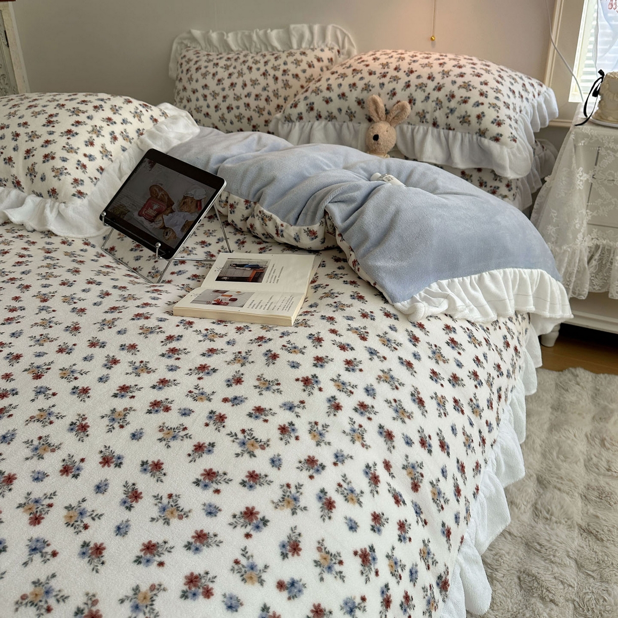 91家纺网 家纺一手货源 找家纺 六巷胡同 2025新款韩式博主风花边款小碎花A类牛奶绒四件套 花边铃兰秘境