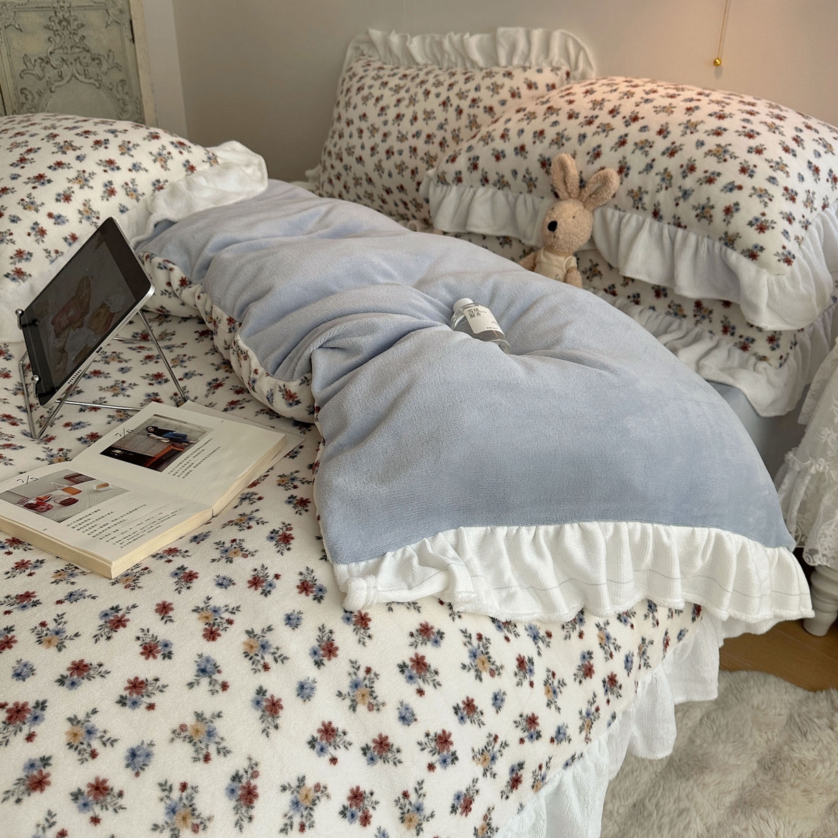 91家纺网 家纺一手货源 找家纺 六巷胡同 2025新款韩式博主风花边款小碎花A类牛奶绒四件套 花边铃兰秘境