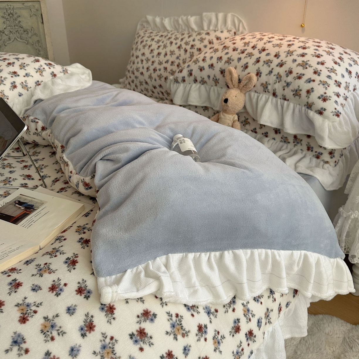 91家纺网 家纺一手货源 找家纺 六巷胡同 2025新款韩式博主风花边款小碎花A类牛奶绒四件套 花边铃兰秘境