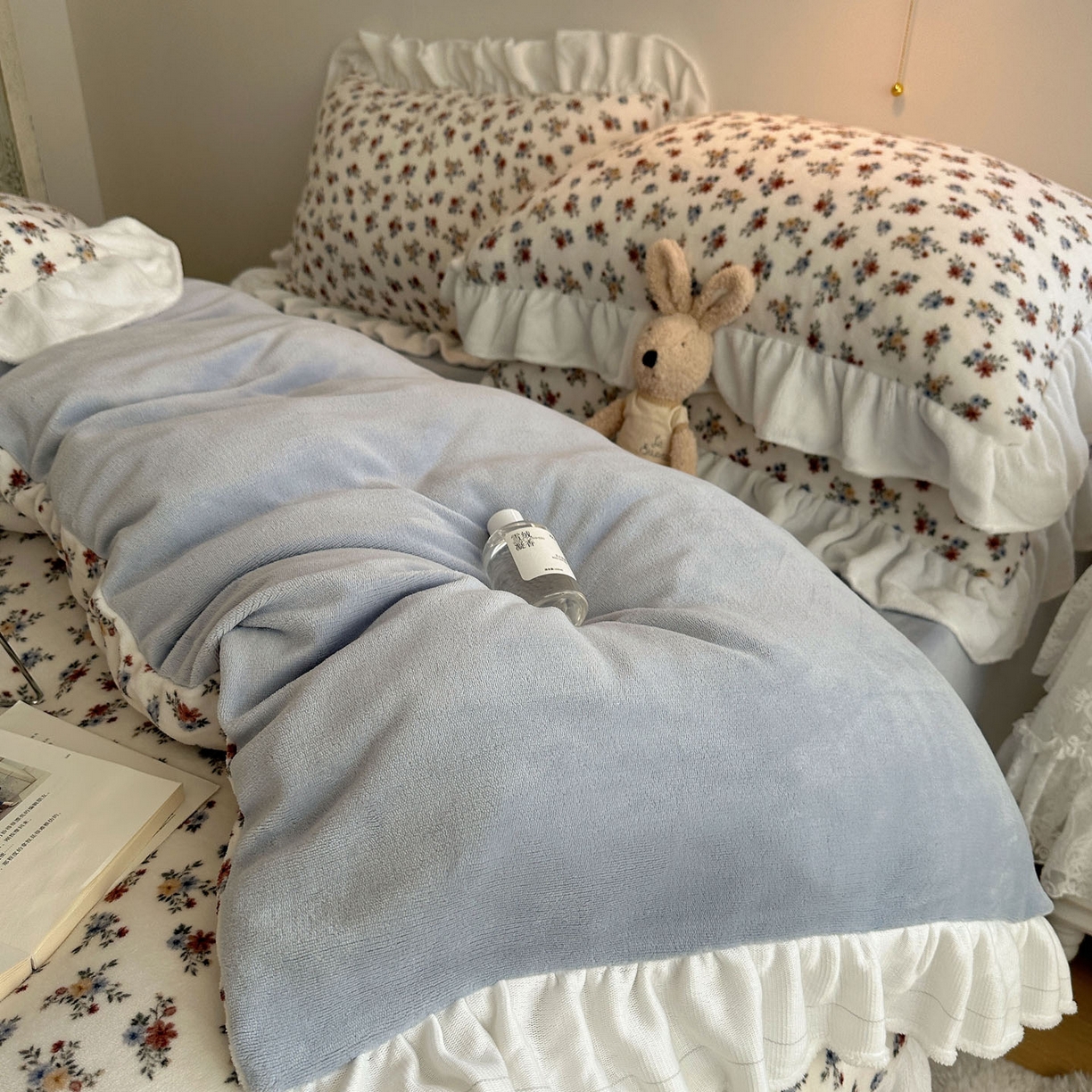 91家纺网 家纺一手货源 找家纺 六巷胡同 2025新款韩式博主风花边款小碎花A类牛奶绒四件套 花边铃兰秘境