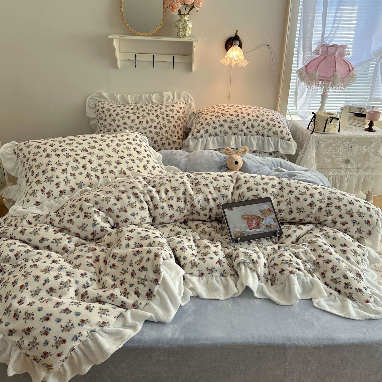 91家纺网 家纺一手货源 找家纺 六巷胡同 2025新款韩式博主风花边款小碎花A类牛奶绒四件套 花边铃兰秘境