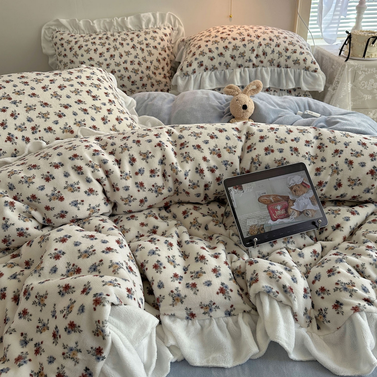 91家纺网 家纺一手货源 找家纺 六巷胡同 2025新款韩式博主风花边款小碎花A类牛奶绒四件套 花边铃兰秘境