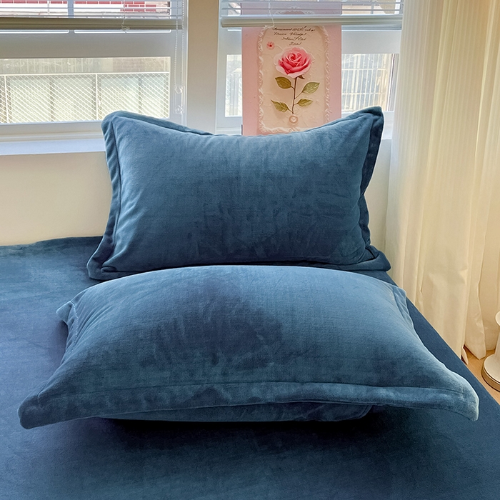 91家纺网 家纺一手货源 找家纺 富馨莱 2025新款牛奶绒纯色床单 宝石蓝