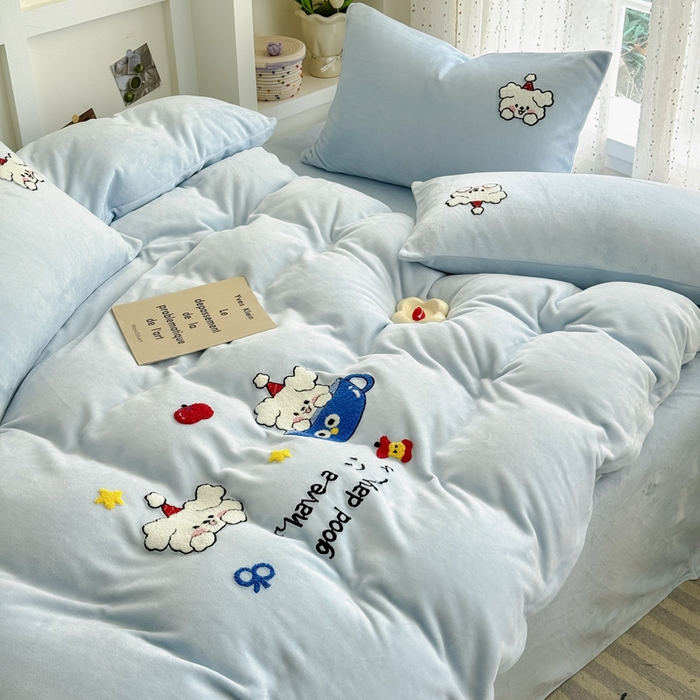 91家纺网 家纺一手货源 找家纺 恋佳居 2025新款卡通毛巾绣牛奶绒绣花四件套 萌趣