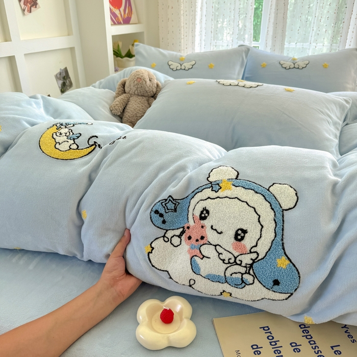 91家纺网 家纺一手货源 找家纺 恋佳居 2025新款卡通毛巾绣牛奶绒绣花四件套 月亮天使