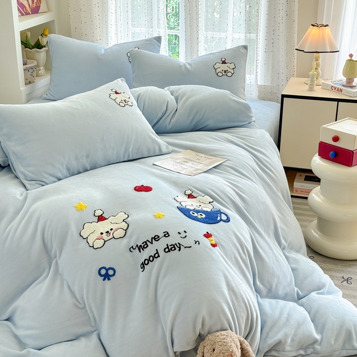 91家纺网 家纺一手货源 找家纺 恋佳居 2025新款卡通毛巾绣牛奶绒绣花四件套 萌趣