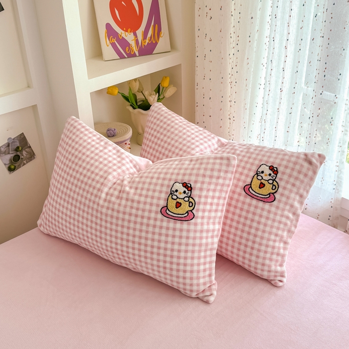 91家纺网 家纺一手货源 找家纺 恋佳居 2025新款卡通毛巾绣牛奶绒绣花四件套 甜品时光