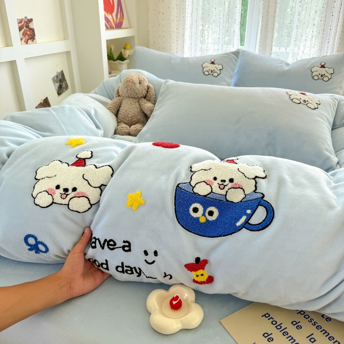 91家纺网 家纺一手货源 找家纺 恋佳居 2025新款卡通毛巾绣牛奶绒绣花四件套 萌趣