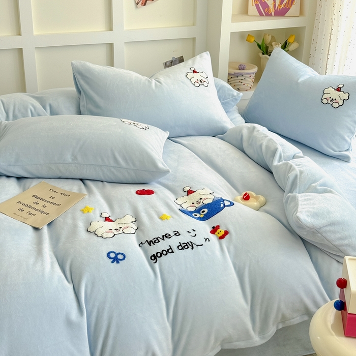 91家纺网 家纺一手货源 找家纺 恋佳居 2025新款卡通毛巾绣牛奶绒绣花四件套 萌趣