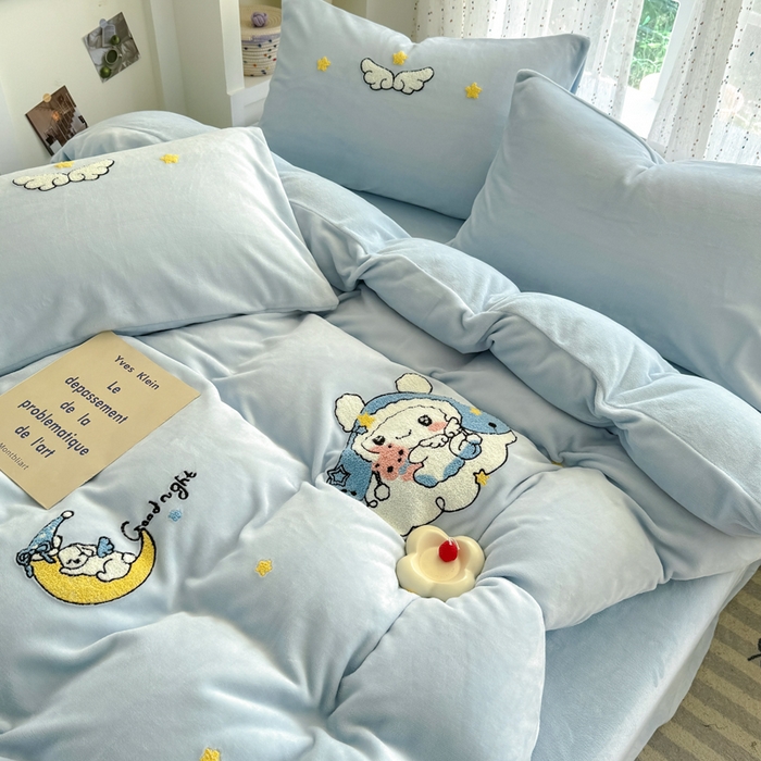 91家纺网 家纺一手货源 找家纺 恋佳居 2025新款卡通毛巾绣牛奶绒绣花四件套 月亮天使