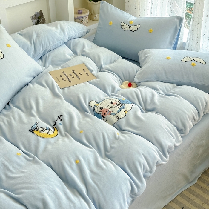 91家纺网 家纺一手货源 找家纺 恋佳居 2025新款卡通毛巾绣牛奶绒绣花四件套 月亮天使