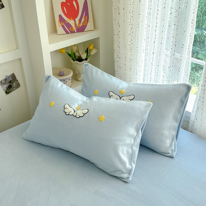 91家纺网 家纺一手货源 找家纺 恋佳居 2025新款卡通毛巾绣牛奶绒绣花四件套 月亮天使