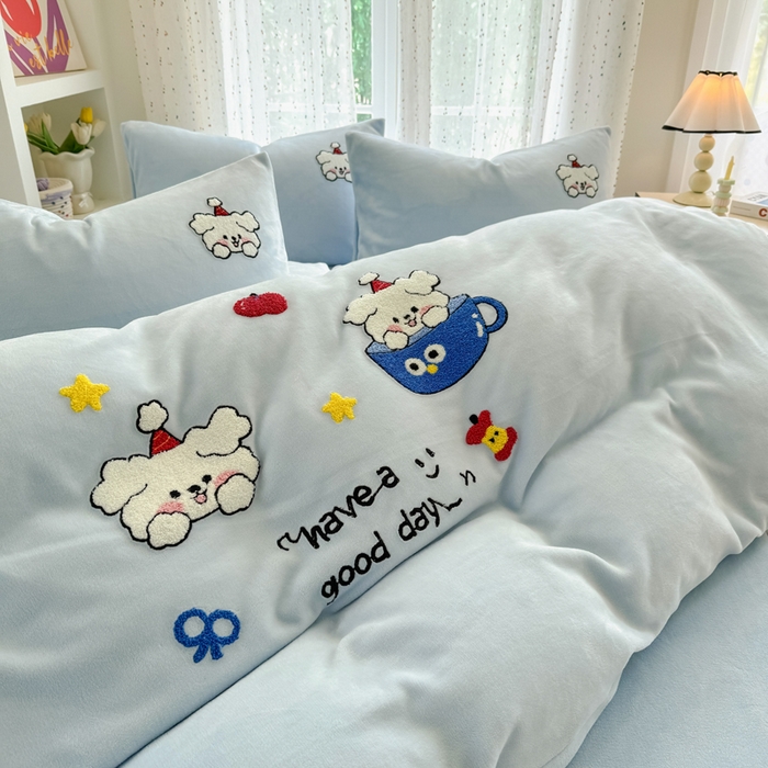 91家纺网 家纺一手货源 找家纺 恋佳居 2025新款卡通毛巾绣牛奶绒绣花四件套 萌趣