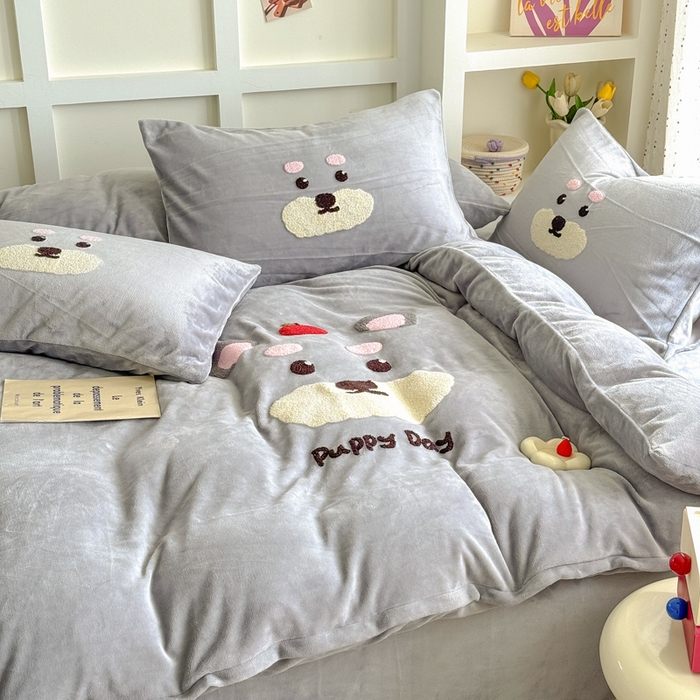 91家纺网 家纺一手货源 找家纺 恋佳居 2025新款卡通毛巾绣牛奶绒绣花四件套 可爱狗