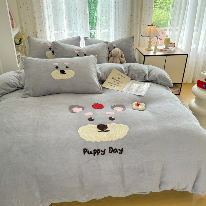 91家纺网 家纺一手货源 找家纺 恋佳居 2025新款卡通毛巾绣牛奶绒绣花四件套 可爱狗