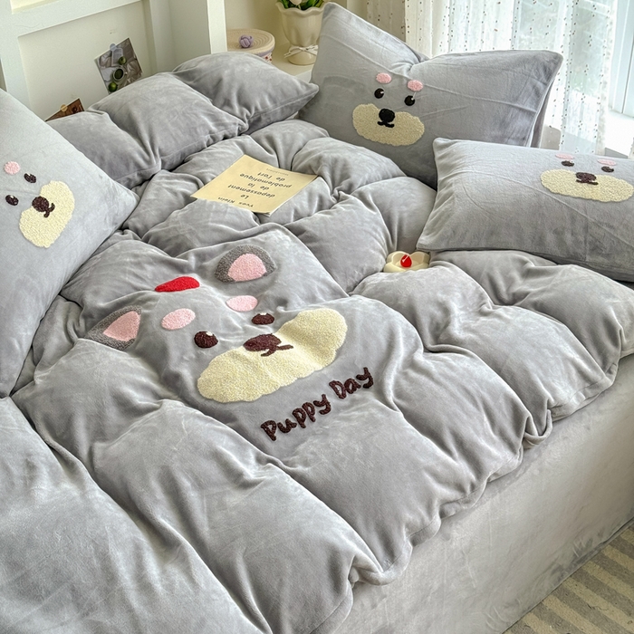 91家纺网 家纺一手货源 找家纺 恋佳居 2025新款卡通毛巾绣牛奶绒绣花四件套 可爱狗