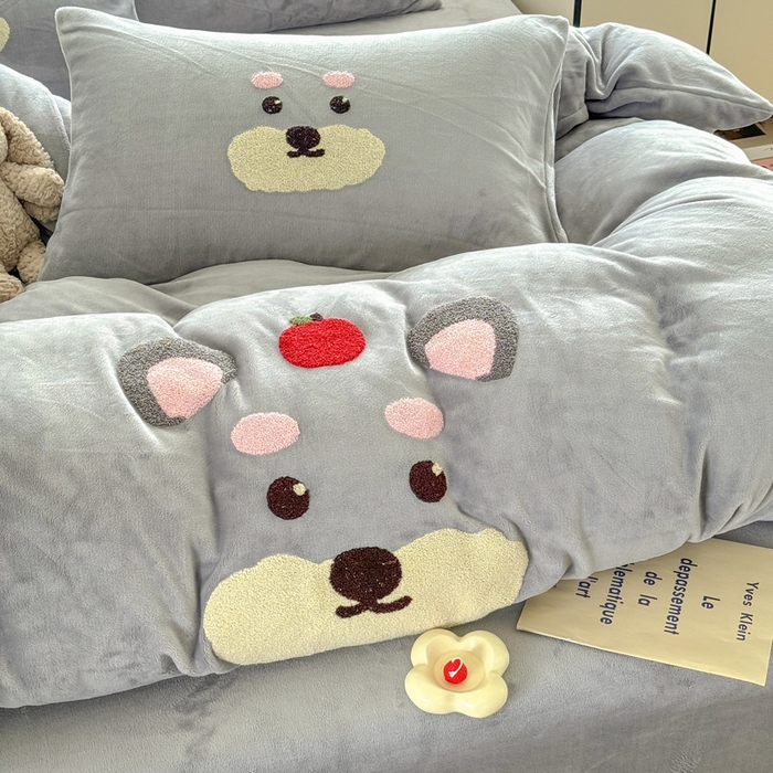 91家纺网 家纺一手货源 找家纺 恋佳居 2025新款卡通毛巾绣牛奶绒绣花四件套 可爱狗