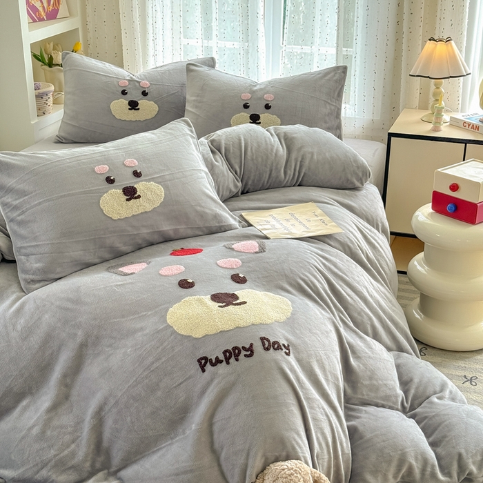 91家纺网 家纺一手货源 找家纺 恋佳居 2025新款卡通毛巾绣牛奶绒绣花四件套 可爱狗