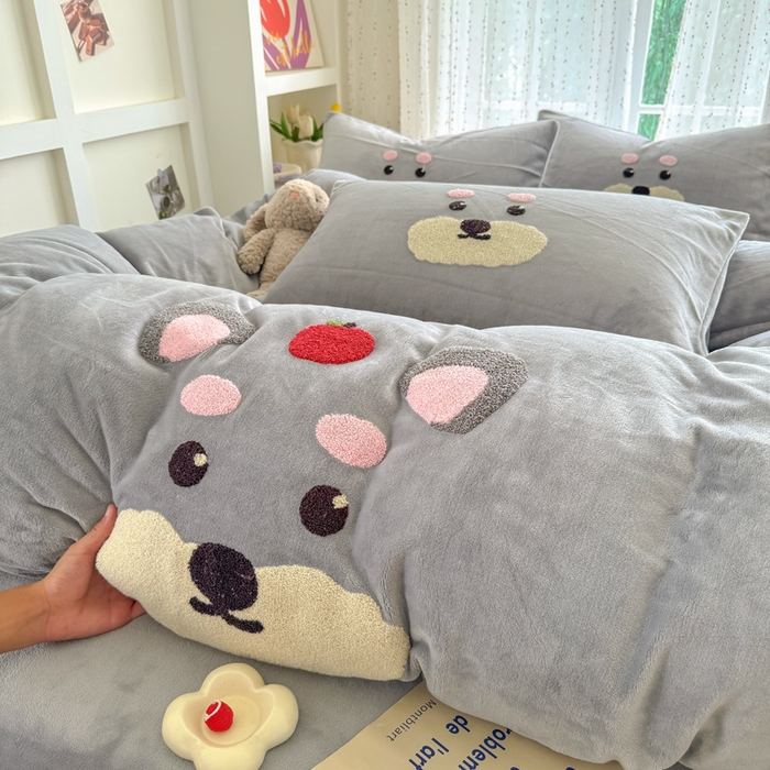 91家纺网 家纺一手货源 找家纺 恋佳居 2025新款卡通毛巾绣牛奶绒绣花四件套 可爱狗