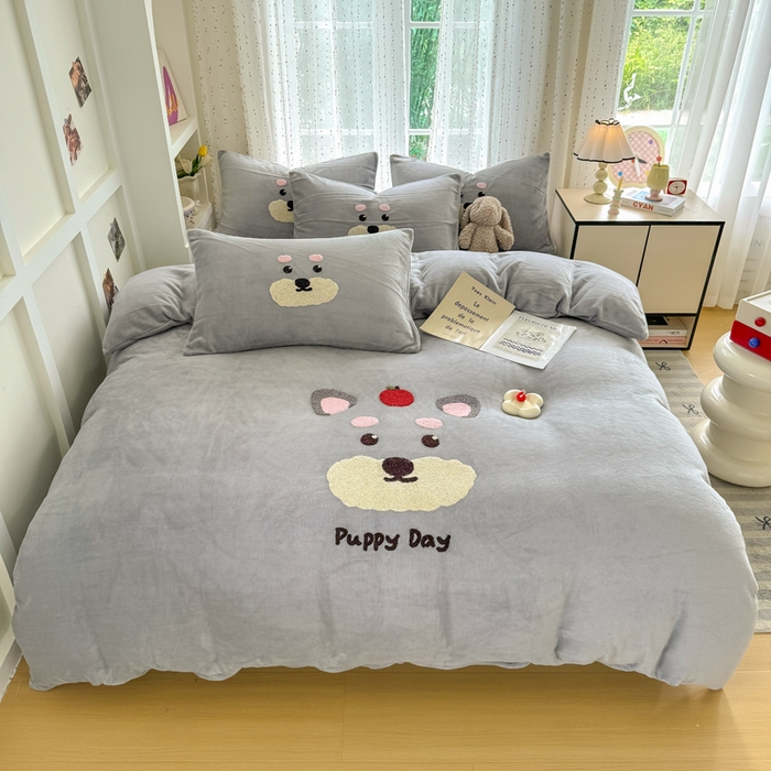 91家纺网 家纺一手货源 找家纺 恋佳居 2025新款卡通毛巾绣牛奶绒绣花四件套 可爱狗