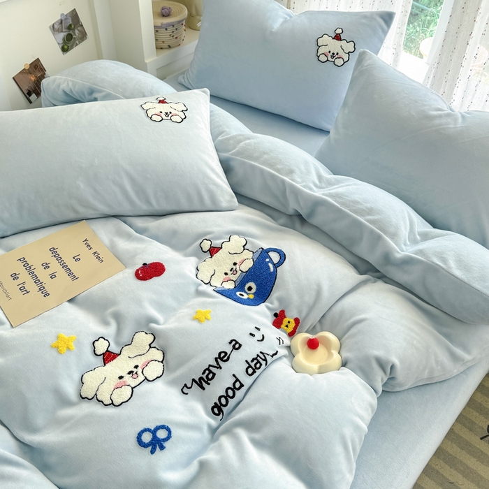 91家纺网 家纺一手货源 找家纺 恋佳居 2025新款卡通毛巾绣牛奶绒绣花四件套 萌趣